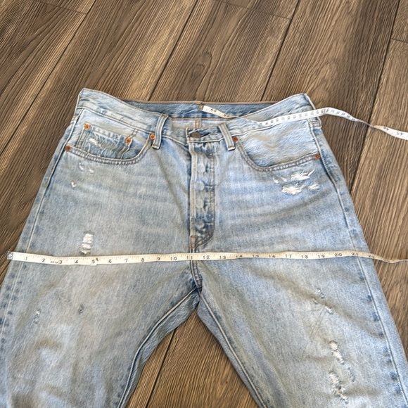 Distressed Levi’s 501 faded blue denim jeans size 31 - Picture 14 of 15
